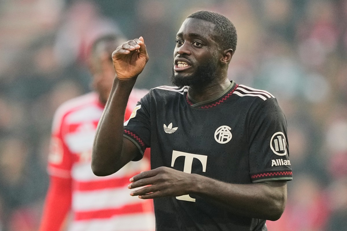Bayern&#039;s Dayot Upamecano gestures during the Bundesliga soccer match between Union Berlin and FC Bayern Munich in Berlin, Germany, Saturday, Nov. 8, 2025. (AP Photo/Martin Meissner)