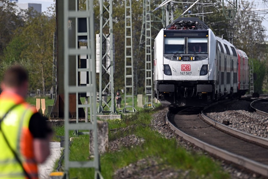 04.05.2023, Nordrhein-Westfalen, Hürth: Der Intercity, der gegen 11.00 Uhr bei Hürth zwei Arbeiter erfasst hat wird abgeschleppt. Die beiden starben noch vor Ort. Der Zug hatte nach dem Unglück eine B ...