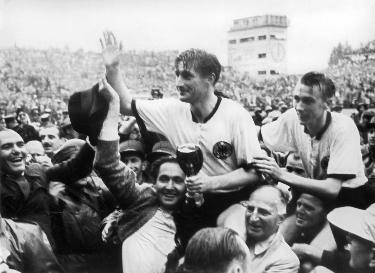 Tradition in Schwarz-Weiß hat's schwer im PS4-Zeitalter. Fritz Walter (M.) und Horst Eckel nach dem WM-Erfolg 1954.