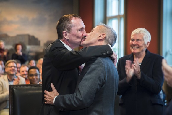 October 1, 2017 - Berlin, Germany - Bodo Mende (C-R) and Karl Kreile (C-L) kiss after being declared to be officially married in Schoeneberg town hall in Berlin, Germany on October 1, 2017. The couple ...