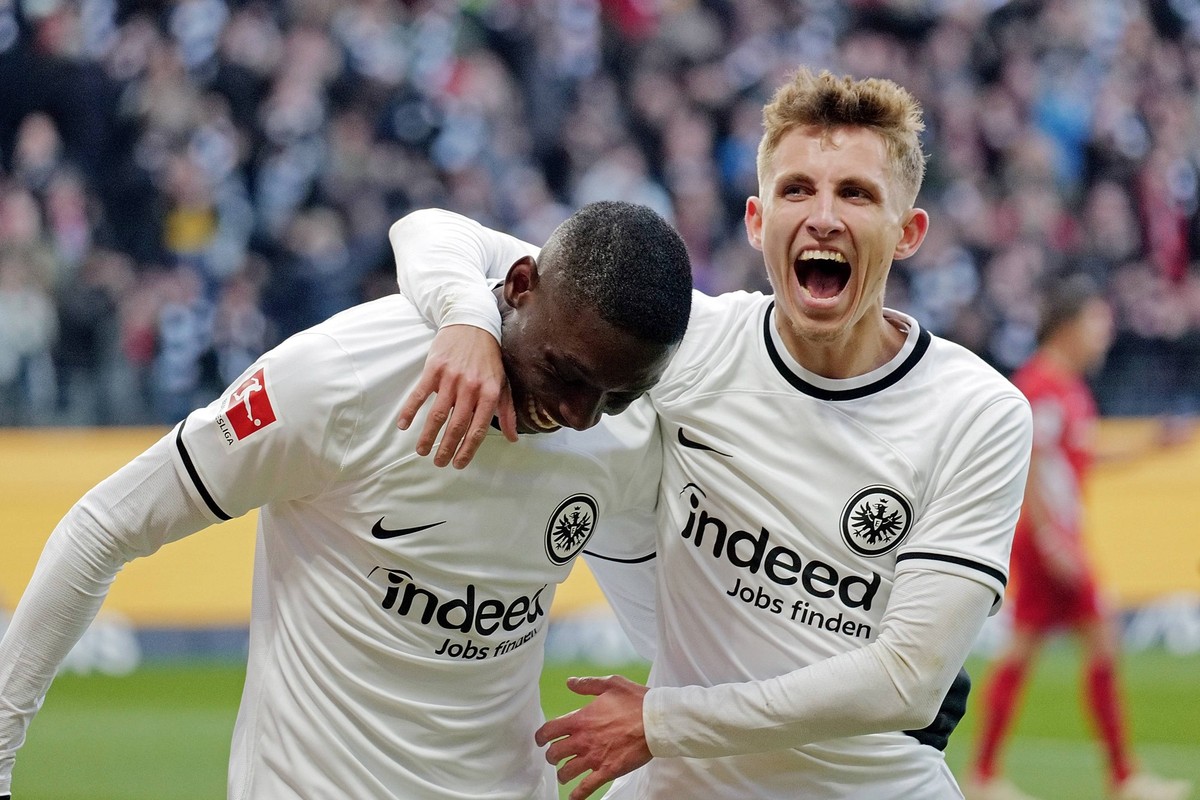 04.02.2023, xovx, Fußball Bundesliga, Eintracht Frankfurt - Hertha BSC Berlin v.l. Jubel bei Randal Kolo Muani Eintracht Frankfurt und Jesper Lindström Eintracht Frankfurt nach dem Tor zum 1:0 DFL/DFB ...