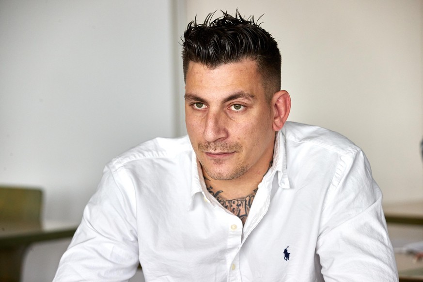 07.07.2020, Hamburg: Rapper Gzuz sitzt vor Prozessbeginn im Gerichtssaal. Gzuz ist wegen Verstößen gegen das Waffengesetz, versuchten Diebstahls und Körperverletzung angeklagt. Der Angeklagte ist Mitg ...