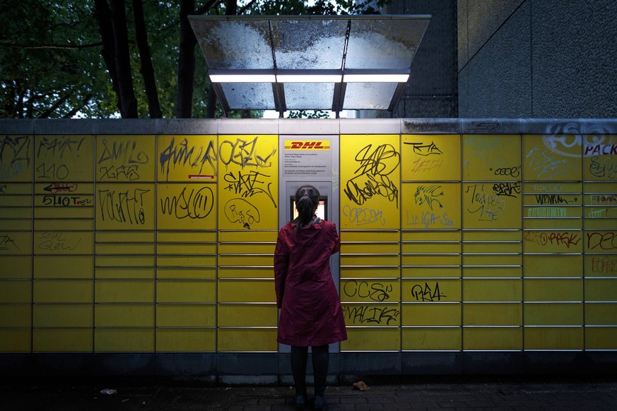 Model an der Packstation an der Venloer Stra�e in Ehrenfeld. K�ln, 11.07.2017 Foto:xC.xHardtx/xFuturexImage

Model to the Pack Station to the Venlo Road in Ehrenfeld Cologne 11 07 2017 Photo XC xFut ...