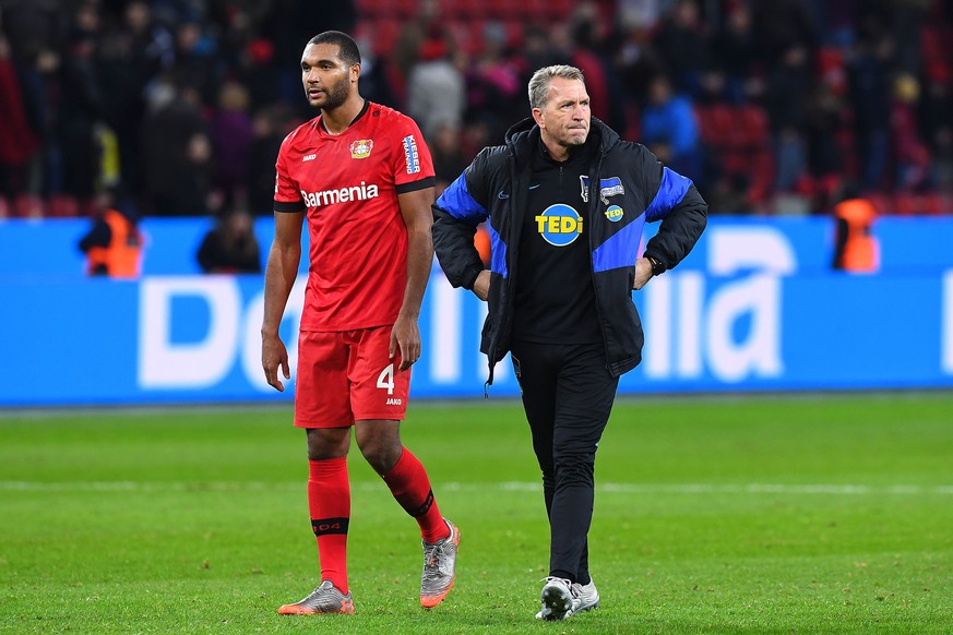 Jonathan Tah und Hertha-Torwarttrainer Andreas Köpke.