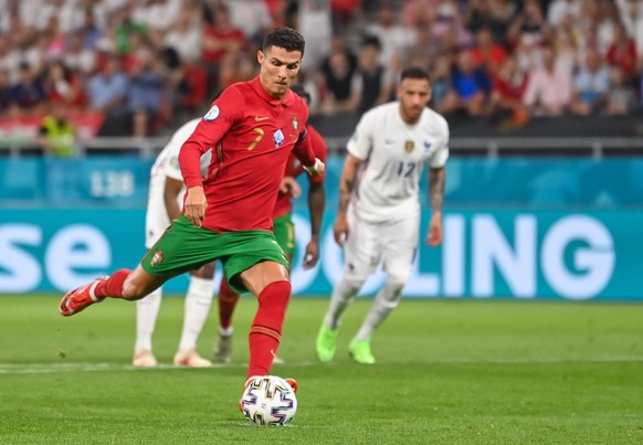 Fußball: EM, Portugal - Frankreich, Vorrunde, Gruppe F, 3. Spieltag in der Puskas-Arena. Portugals Cristiano Ronaldo verwandelt einen Elfmeter