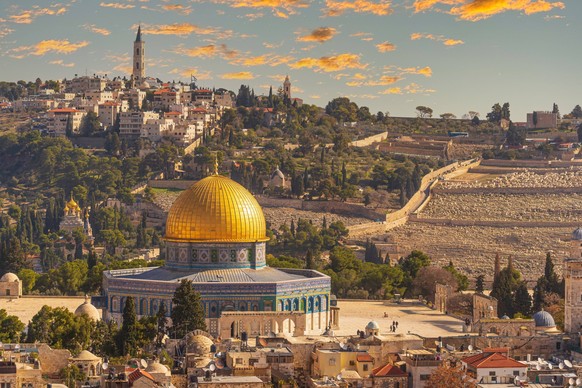The Dome of the Rock on the temple mount in Jerusalem - Israel The Dome of the Rock seen from inside Old town, muslim quarter at sunset Jerusalem Israel *** Der Felsendom auf dem Tempelberg in Jerusal ...
