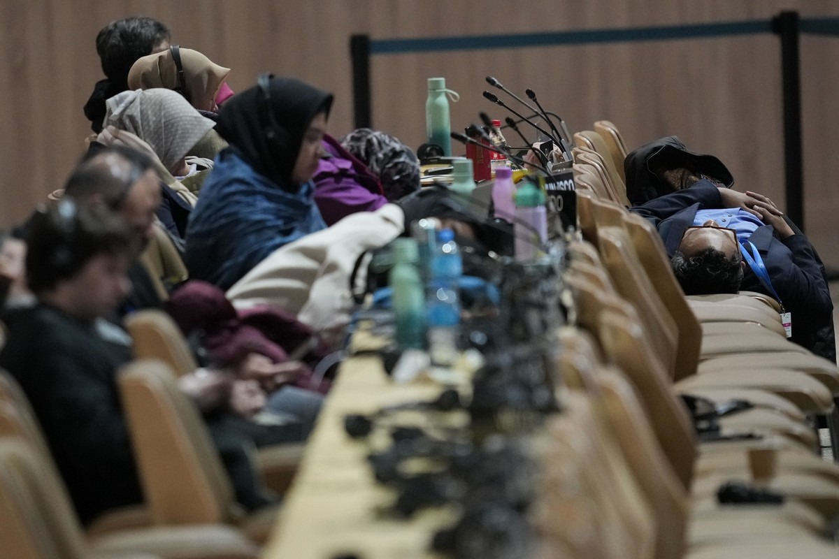Attendees rest during a closing plenary session at the COP29 U.N. Climate Summit, Sunday, Nov. 24, 2024, in Baku, Azerbaijan. (AP Photo/Rafiq Maqbool)