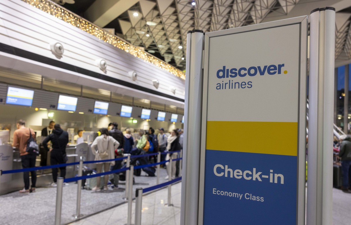 ARCHIV - 23.12.2023, Hessen, Frankfurt/M.: Am Check-In-Bereich vom Rhein-Main-Flughafen sind zahlreiche Passagiere unterwegs. Bei der Lufthansa-Tochter Discover Airlines wollen an diesem Freitag Pilot ...