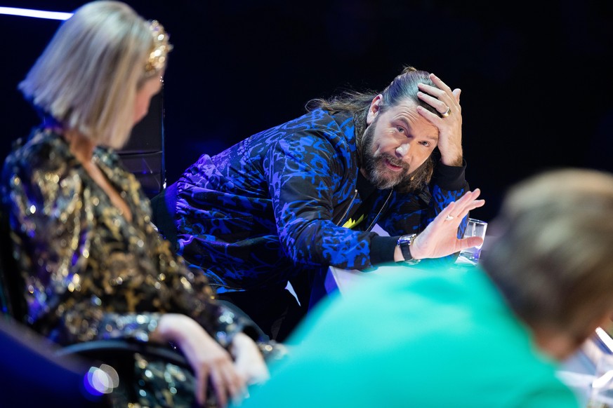 30.10.2021, Nordrhein-Westfalen, Köln: Ray Garvey aus dem Rateteam fasst sich in der Prosieben-Show &quot;The Masked Singer&quot; an den Kopf. Foto: Rolf Vennenbernd/dpa +++ dpa-Bildfunk +++