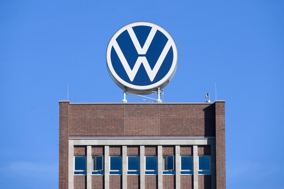 ARCHIV - 07.09.2023, Niedersachsen, Wolfsburg: Das VW-Logo steht auf dem Markenhochhaus im Volkswagen Stammwerk. (zu dpa: �VW-Sparkurs: Werksschlie�ungen und Entlassungen m�glich�) Foto: Julian Strate ...