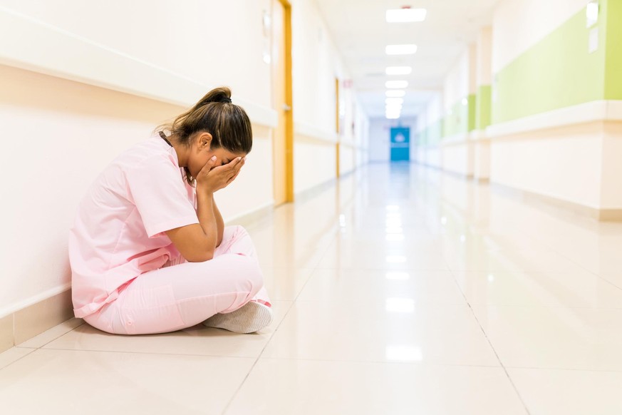 Körperliche Belastung, emotionaler Stress: Wer in der Pflege arbeitet, erlebt einen dauerhaften Ausnahmezustand. (Symbolbild)