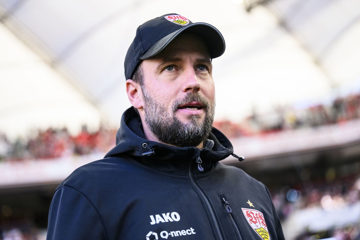 ARCHIV - 31.03.2024, Baden-Württemberg, Stuttgart: Fußball: Bundesliga, VfB Stuttgart - 1. FC Heidenheim, 27. Spieltag, MHPArena. Stuttgarts Trainer Sebastian Hoeneß steht vor dem Spiel im Stadion. Se ...