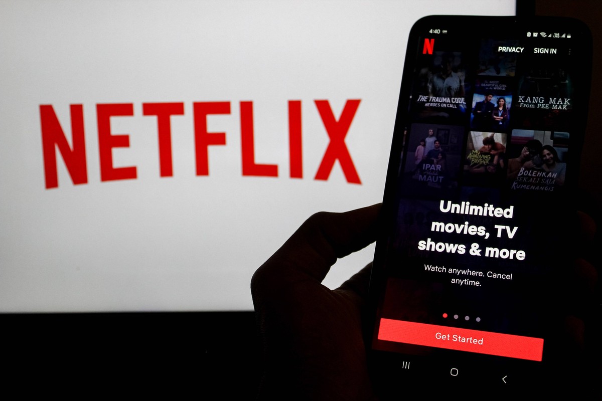 Netflix photo Illustration in Indonesia - 15 Mar 2025 In this photo illustration, the Netflix Logo displayed on a smartphone screen and in the background. Indonesia Copyright: xAlgixFebrixSugitax/xSOP ...