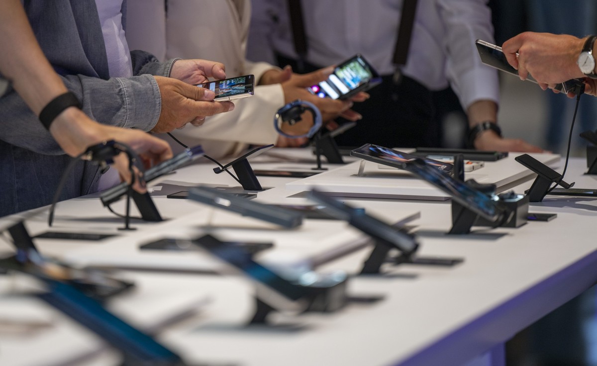 02.09.2022, Berlin: Zahlreiche Besucher schauen sich neue Smartphone-Modelle auf der Elektronikmesse IFA an. Mehr als 1100 Aussteller zeigen auf der IFA die Neuheiten der Unterhaltungselektronik und d ...