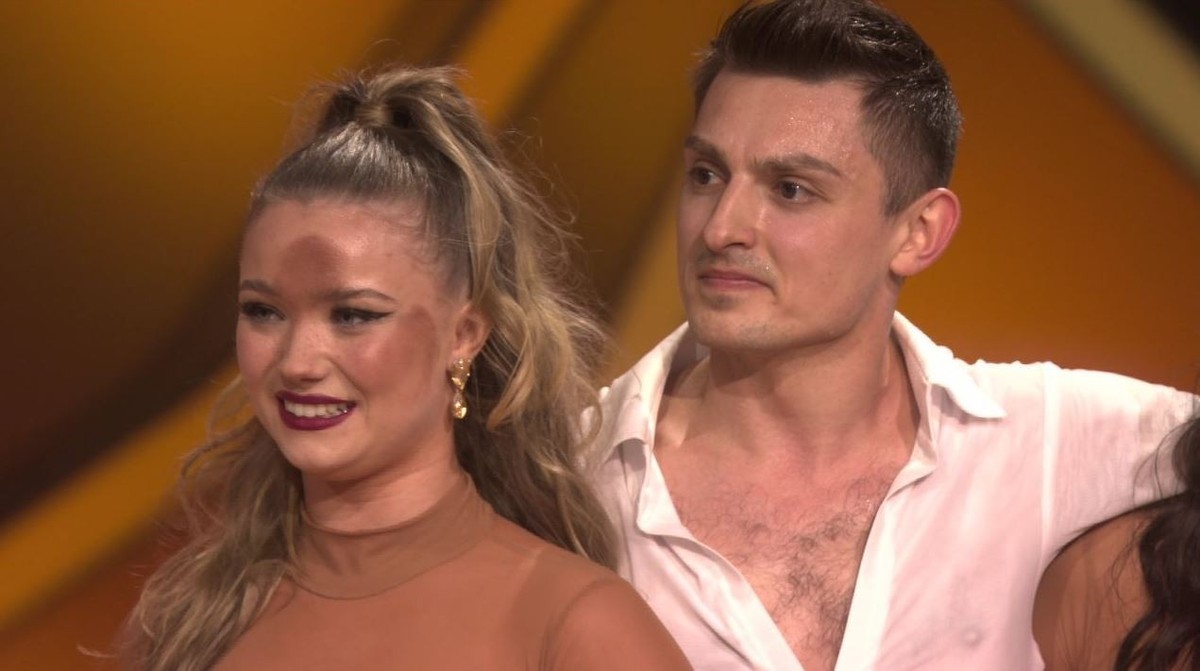 Julia Beautx hatte nach dem Jury-Teamtanz Flecken im Gesicht.