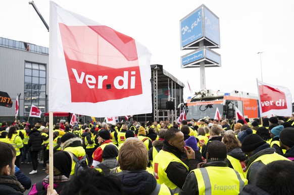 Warnstreik Mitarbeiter Öffentlicher Dienst 17.02.2023 Frankfurt x1x Warnstreik der Gewerkschaft Verdi iam Flughafen Fraport, Mitarbeiter streiken vor dem Tor 3. Frankfurt Frankfurt Hessen Germany ***  ...