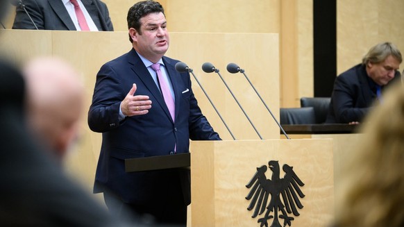 14.11.2022, Berlin: Hubertus Heil (SPD), Bundesminister für Arbeit und Soziales, spricht in der Sondersitzung des Deutschen Bundesrats zu den Dezember-Soforthilfen und dem geplanten Bürgergeld. Nach Z ...