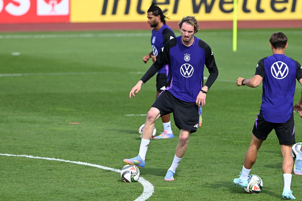 ARCHIV - 30.05.2025, Bayern, Herzogenaurach: Fu�ball: Nationalmannschaft, vor dem Final Four der Nations League, �ffentliches Training im Adi-Dassler-Stadion, Nick Woltemade kontrolliert den Ball. (zu ...