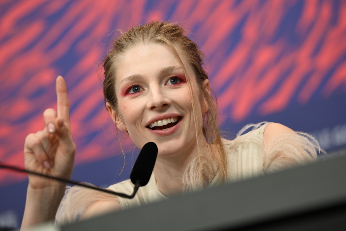 ARCHIV - 16.02.2024, Berlin: Hunter Schafer, Schauspielerin, spricht w�hrend der 74. Berlinale bei der Pressekonferenz zum Film "Cuckoo" (Sektion Berlinale Special). (zu dpa: �Neue �Blade Ru ...