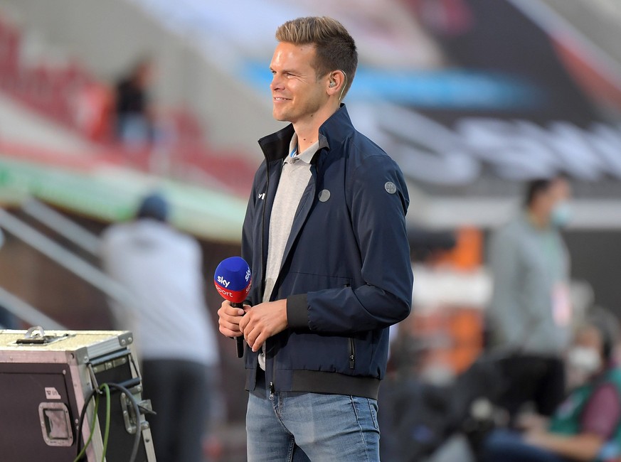 18.09.2021, xemx, Fussball 1.Bundesliga, FC Augsburg - Borussia Moenchengladbach emspor, v.l. Sky Reporter Marc Behrenbeck DFL/DFB REGULATIONS PROHIBIT ANY USE OF PHOTOGRAPHS as IMAGE SEQUENCES and/or ...