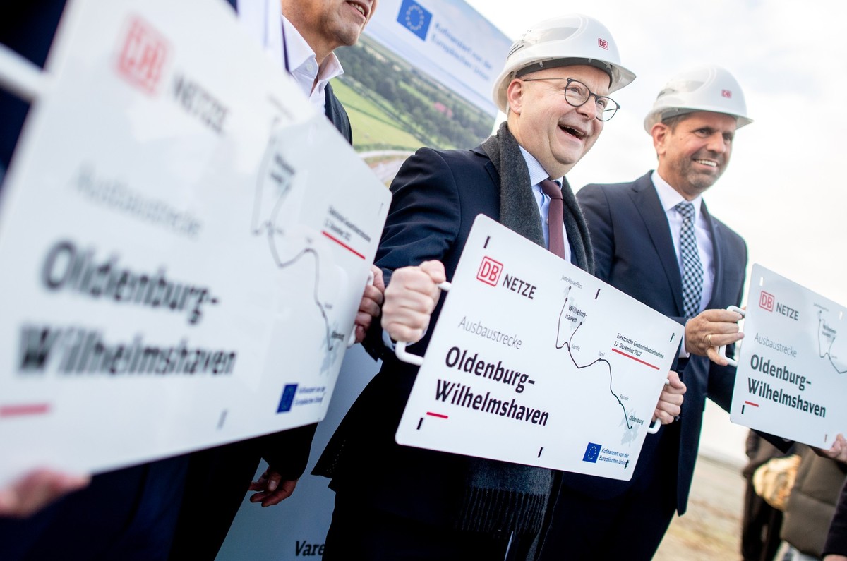 12.12.2022, Niedersachsen, Oldenburg: Michael Theurer (FDP), Staatssekretär und Beauftragter der Bundesregierung für den Schienenverkehr, und Olaf Lies (r, SPD), Minister für Wirtschaft und Verkehr in ...