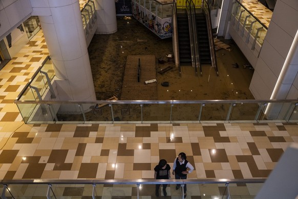 08.09.2023, China, Hongkong: Ein Einkaufszentrum ist nach heftigen Regenfällen überflutet. Rekordniederschläge haben in Hongkong zu Überschwemmungen geführt und einen Teil des öffentlichen Lebens lahm ...