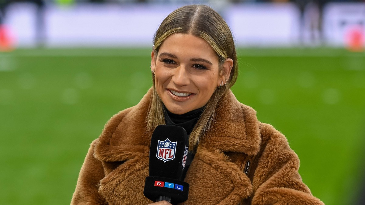 Jana Wosnitza RTL Moderatorin, Indianapolis Colts vs. New England Patriots, American Football, National Football League, Week 10, Saison 2023, 12.11.2023, Indianapolis Colts vs. New England Patriots,  ...