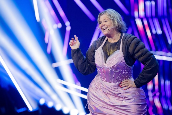 08.10.2022, Nordrhein-Westfalen, K�ln: Jutta Speidel, Schauspielerin, steht als Figur &quot;Das Walross&quot; in der ProSieben-Show &quot;The Masked Singer&quot; auf der B�hne. Foto: Rolf Vennenbernd/ ...