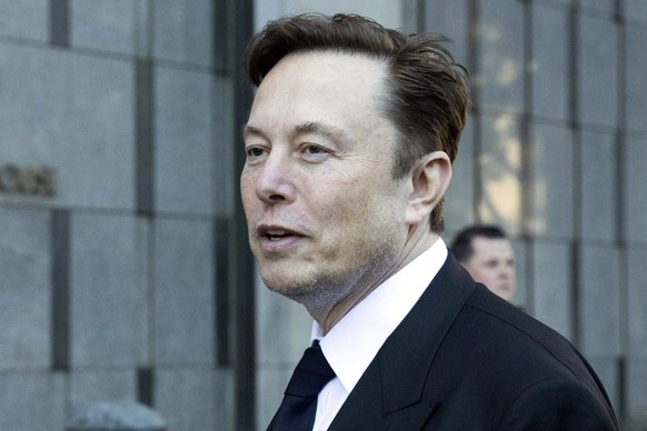 ARCHIV - 24.01.2023, USA, San Francisco: Der Unternehmer Elon Musk verlässt das Phillip Burton Federal Building mit dem United States Court House in San Francisco am 24. Januar 2023. Tesla-Aktionäre s ...
