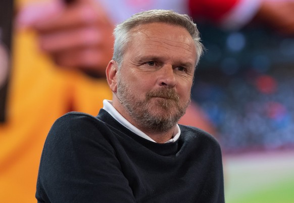 ARCHIV - 08.08.2023, Bayern, Unterf�hring: Dietmar Hamann, Sky Experte, nimmt in einem TV-Studio an einer Presseveranstaltung teil. (zu dpa: �Hamann erneuert Kritik: Neuer an allen Niederlagen beteili ...
