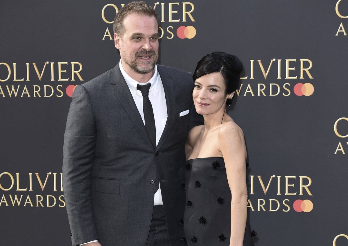 David Harbour mit Ehefrau Lily Allen bei der Verleihung der Olivier Awards 2022 in der Royal Albert Hall. London, 10.04.2022 *** David Harbour with wife Lily Allen at the Olivier Awards 2022 at the Ro ...