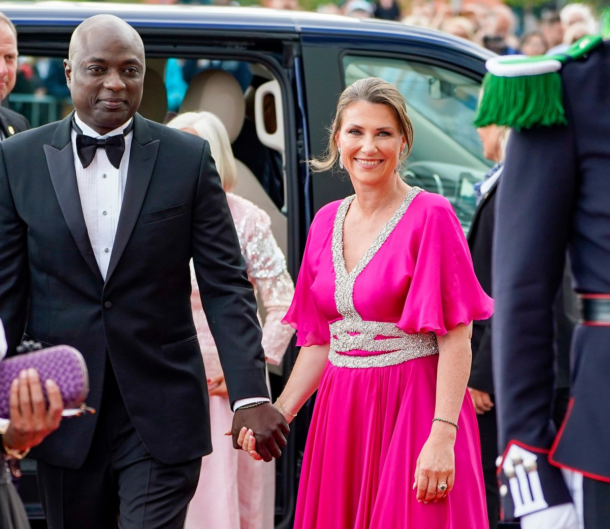 ARCHIV - 16.06.2022, Norwegen, Oslo: Prinzessin Märtha Louise und ihr Verlobter Durek Verrett kommen zur Regierungsfeier anlässlich der Feierlichkeiten zum 18. Geburtstag von Norwegens Erbprinzessin I ...