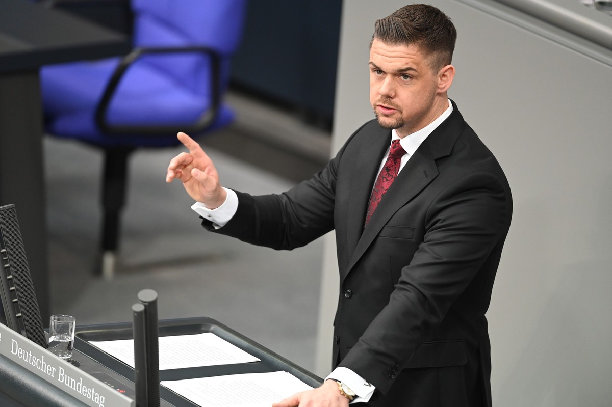 25.04.2024, Berlin: Hannes Gnauck, AfD-Politiker, spricht bei einer Plenardebatte zum Nationalen Veteranentag im Bundestag. Foto: Jessica Lichetzki/dpa +++ dpa-Bildfunk +++
