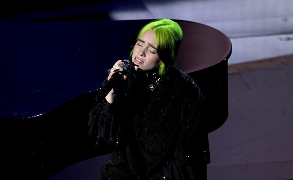 Billie Eilish: Während ihrer Performance ließ sich die Sängerin nicht anmerken, was sie wirklich dachte.