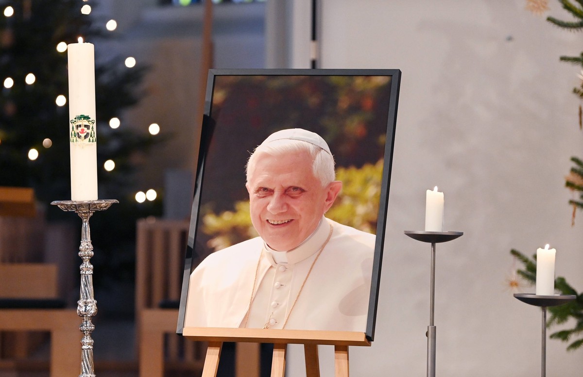 Rottenburg 31.12.2022 Ein Bild des emeritierten Papstes Benedikt XVI. steht im Rottenburger Dom St. Martin. Der emeritierte Papst Benedikt XVI. ist am 31.12.2022 im Alter von 95 Jahren in Rom gestorbe ...