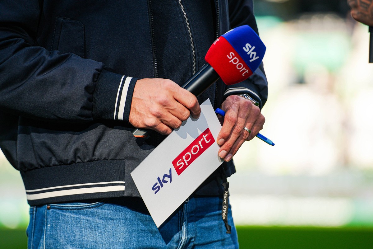 Mikrofon und Moderationskarten von Sky GER, SV Werder Bremen vs. SC Freiburg, Fussball, Bundesliga, Spieltag 6, Spielzeit 2024/25, 05.10.2024 DFL REGULATIONS PROHIBIT ANY USE OF PHOTOGRAPHS AS IMAGE S ...