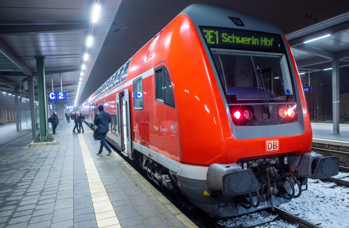 09.12.2022, Mecklenburg-Vorpommern, Schwerin: Fahrgäste steigen auf dem Hauptbahnhof aus einem Regionalzug. Der Weg für die Einführung des 49-Euro-Tickets für Millionen Fahrgäste im Nahverkehr mit Bus ...