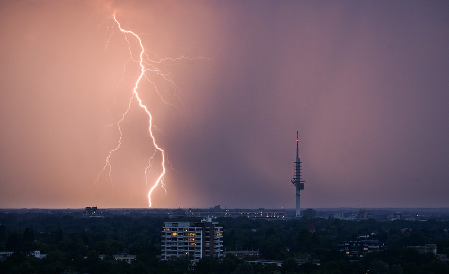 ARCHIV - 09.07.2023, Niedersachsen, Hannover: Ein Blitz entl