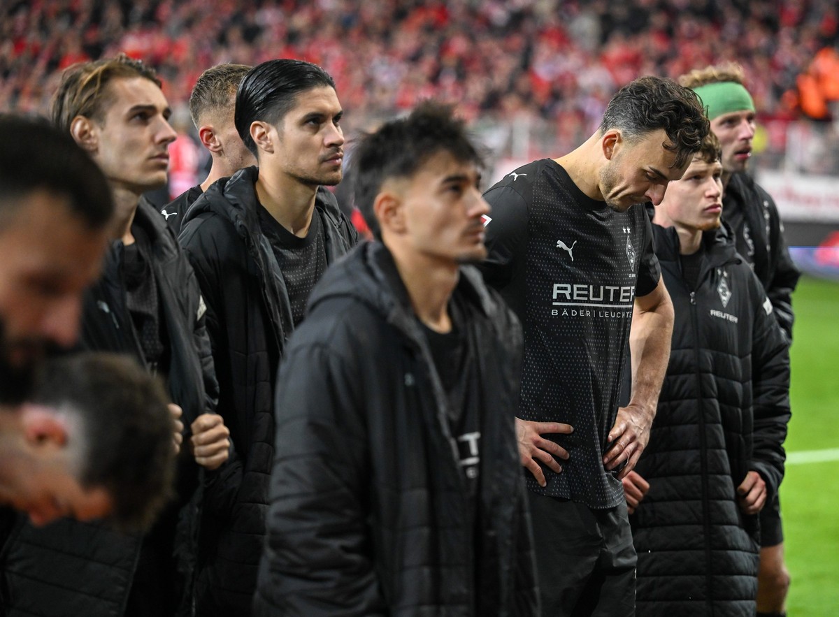 17.10.2025, Berlin: Fußball: Bundesliga, 1. FC Union Berlin - Borussia Mönchengladbach, 7. Spieltag, An der Alten Försterei, die Spieler von Borussia Mönchengladbach stehen nach dem Spielende vor ihre ...