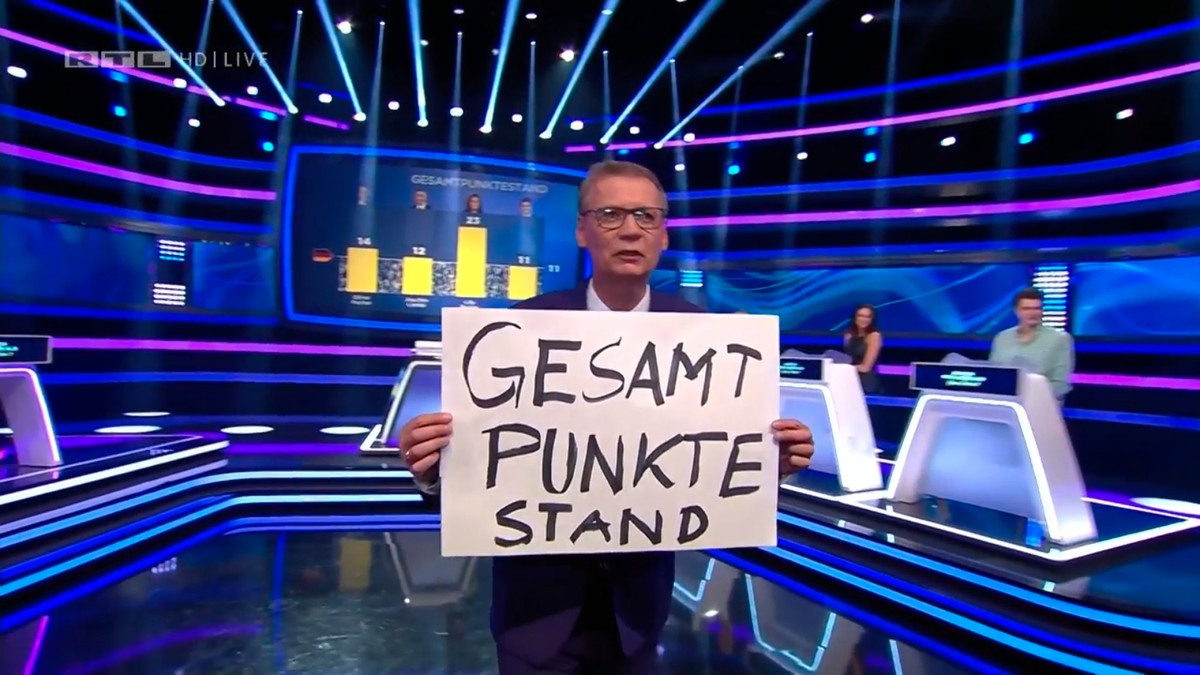 Günther Jauch hält das Schild zum Beweis hoch.