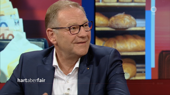 Bäcker Jürgen Hinkelmann erhöht die Löhne leicht zum 1. Juli.