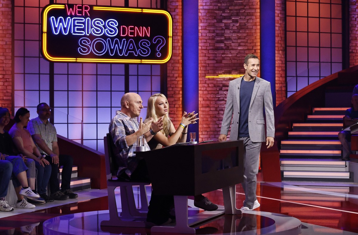 ARD WER WEISS DENN SOWAS? FOLGE 1189, &quot;Helena Zengel und Julius Weckauf&quot;, am Dienstag (05.11.24) um 18:00 Uhr im ERSTEN.
Moderator Kai Pflaume (r.) mit Rateteam-Kapitän Bernhard Hoëcker (l.) ...