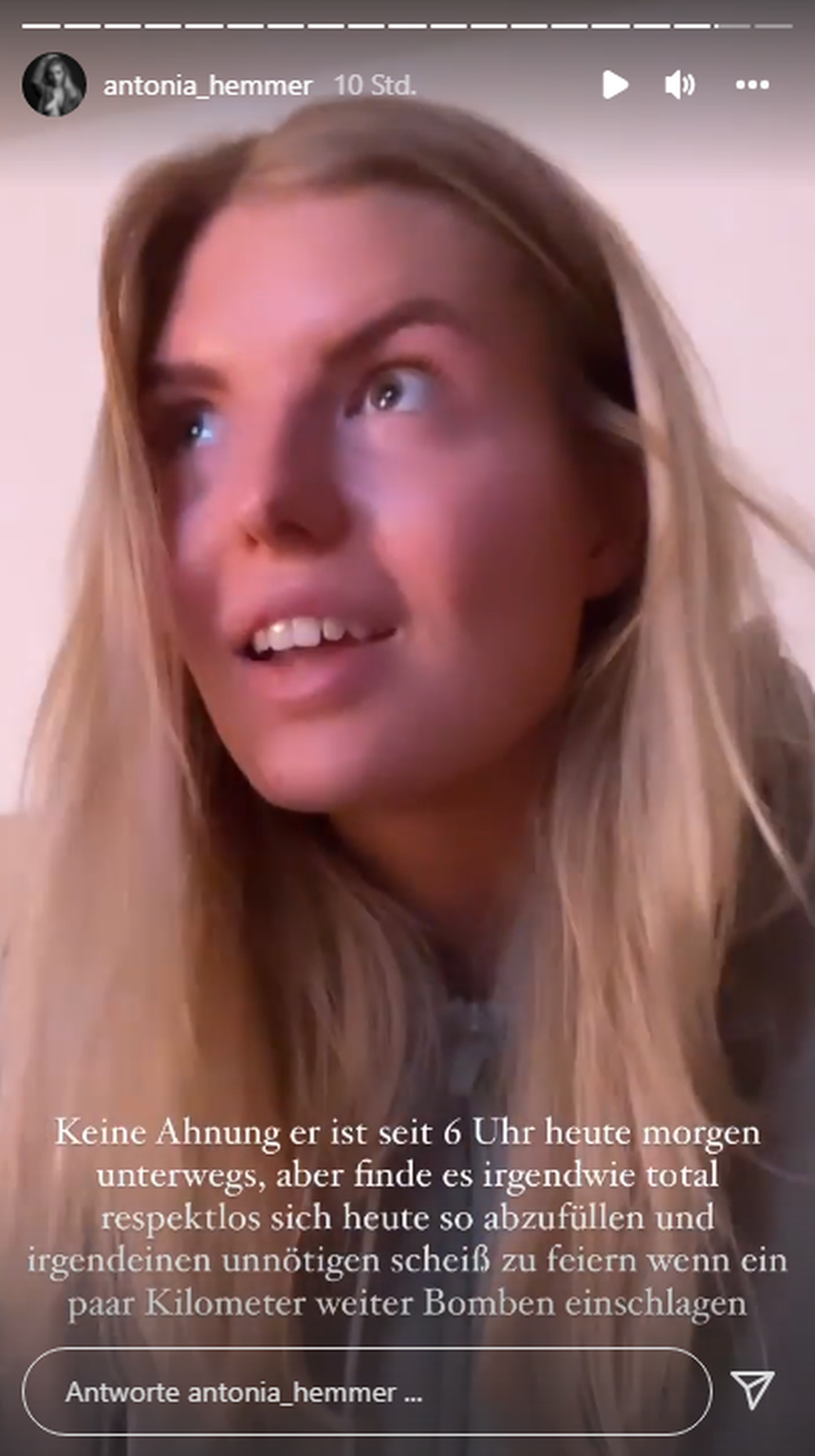 Antonia Hemmer äußert sich verärgert über die Feierlaune ihres Partners Patrick.