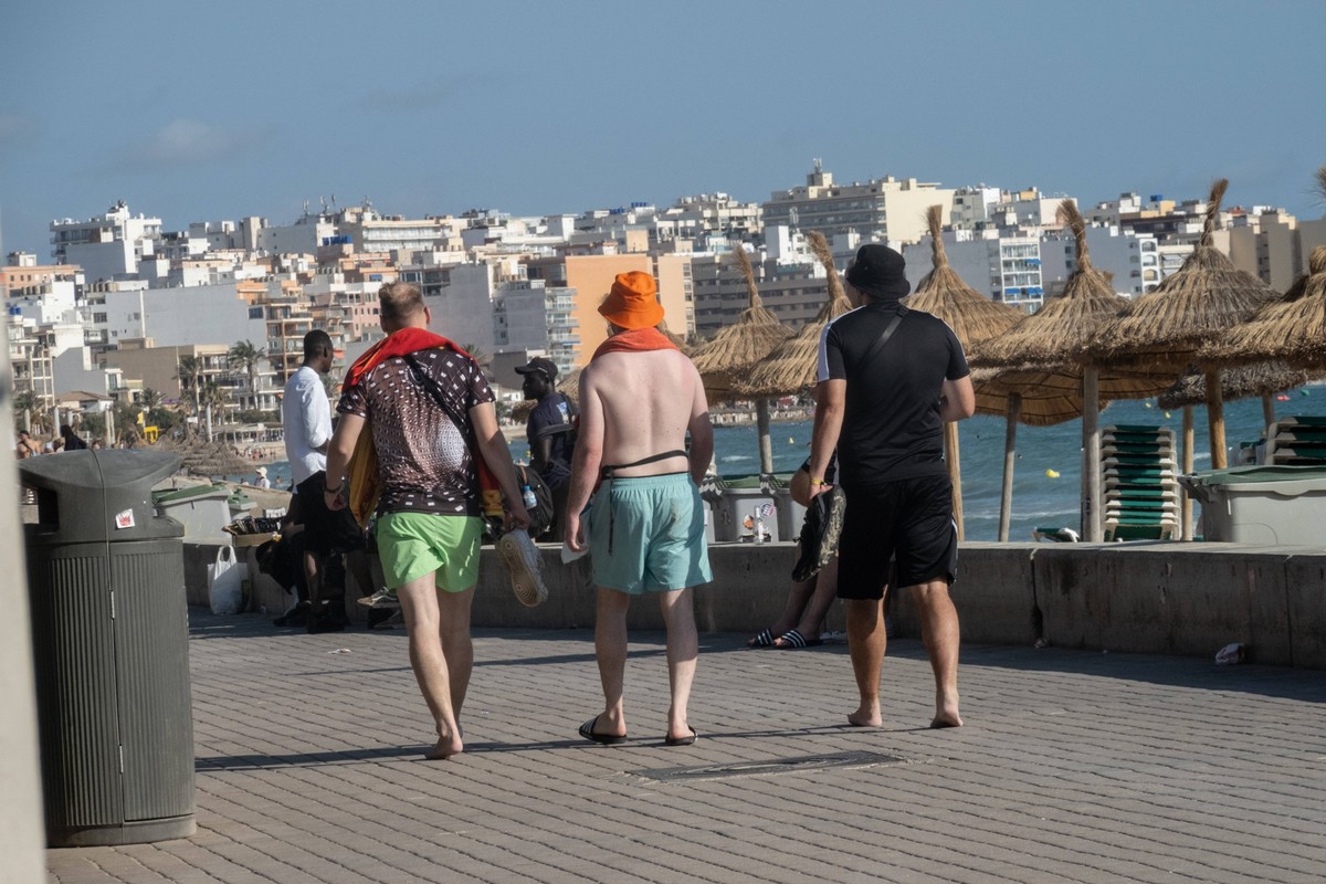 Eindrücke vom Strand in Playa de Palma auf der Insel Mallorca zur Hauptsaison im Sommer 2024Mittelmeerinsel Mallorca während der Hauptsaison im Juli 2024, Palma Mallorca Spanien Playa de Palma *** Imp ...