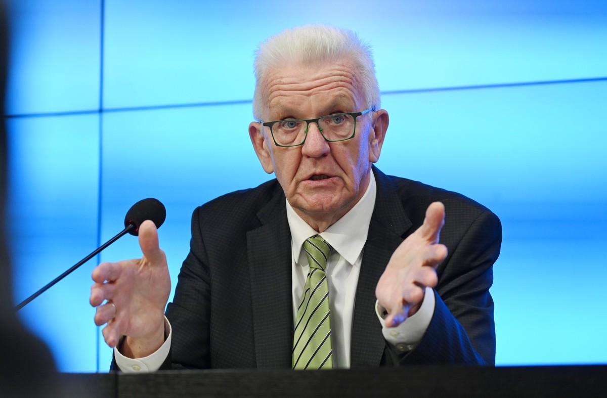 ARCHIV - 12.03.2024, Baden-Württemberg, Stuttgart: Winfried Kretschmann (Bündnis 90/Die Grünen), Ministerpräsident von Baden-Württemberg, spricht auf einer Pressekonferenz im Bürger- und Medienzentrum ...
