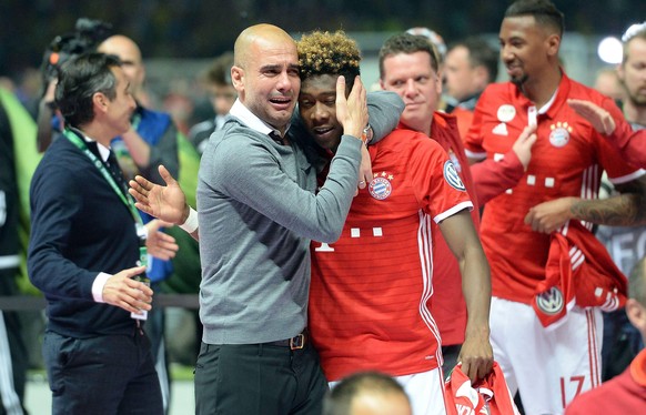 21.05.2016, xjhx, Fussball DFB-Pokal Finale, FC Bayern Muenchen - Borussia Dortmund, emspor, v.l. Pep Guardiola (Trainer FC Bayern Muenchen) weint, David Alaba (FC Bayern Muenchen) Berlin

21 05 201 ...