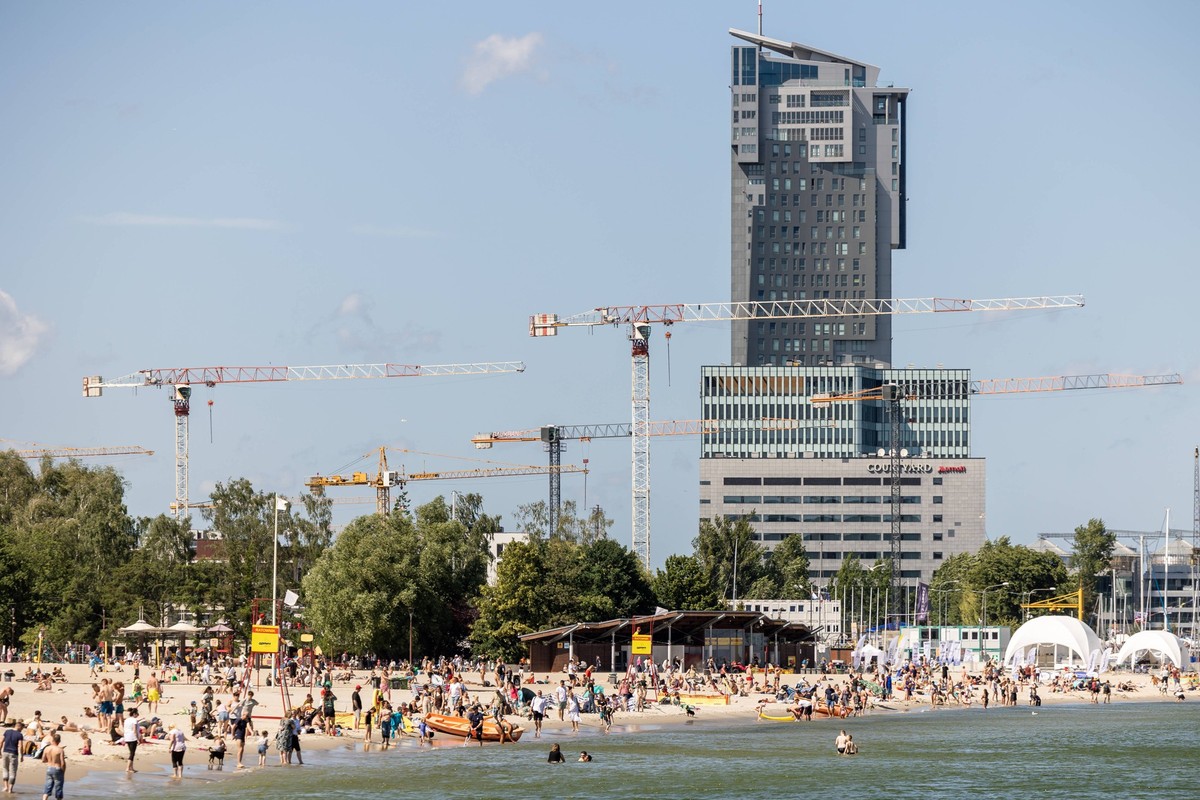 Summer At Polish Sea People enjoy sunny weather at a crowded beach on the Baltic Sea during summer holidays in the coastal town of Gdynia Poland on 29 June 2025. Jantar Poland PUBLICATIONxNOTxINxFRA C ...