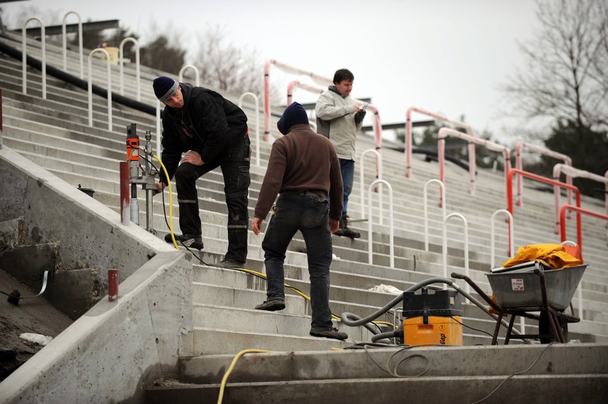 Freiwillige Helfer bei Wind und Wetter: Die Fans bei den Bauarbeiten am Stadion 2008.