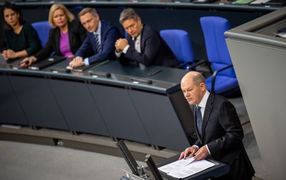28.11.2023, Berlin: Bundeskanzler Olaf Scholz (SPD, r) spricht bei einer Regierungserklärung zur Haushaltslage im Bundestag. Foto: Michael Kappeler/dpa +++ dpa-Bildfunk +++