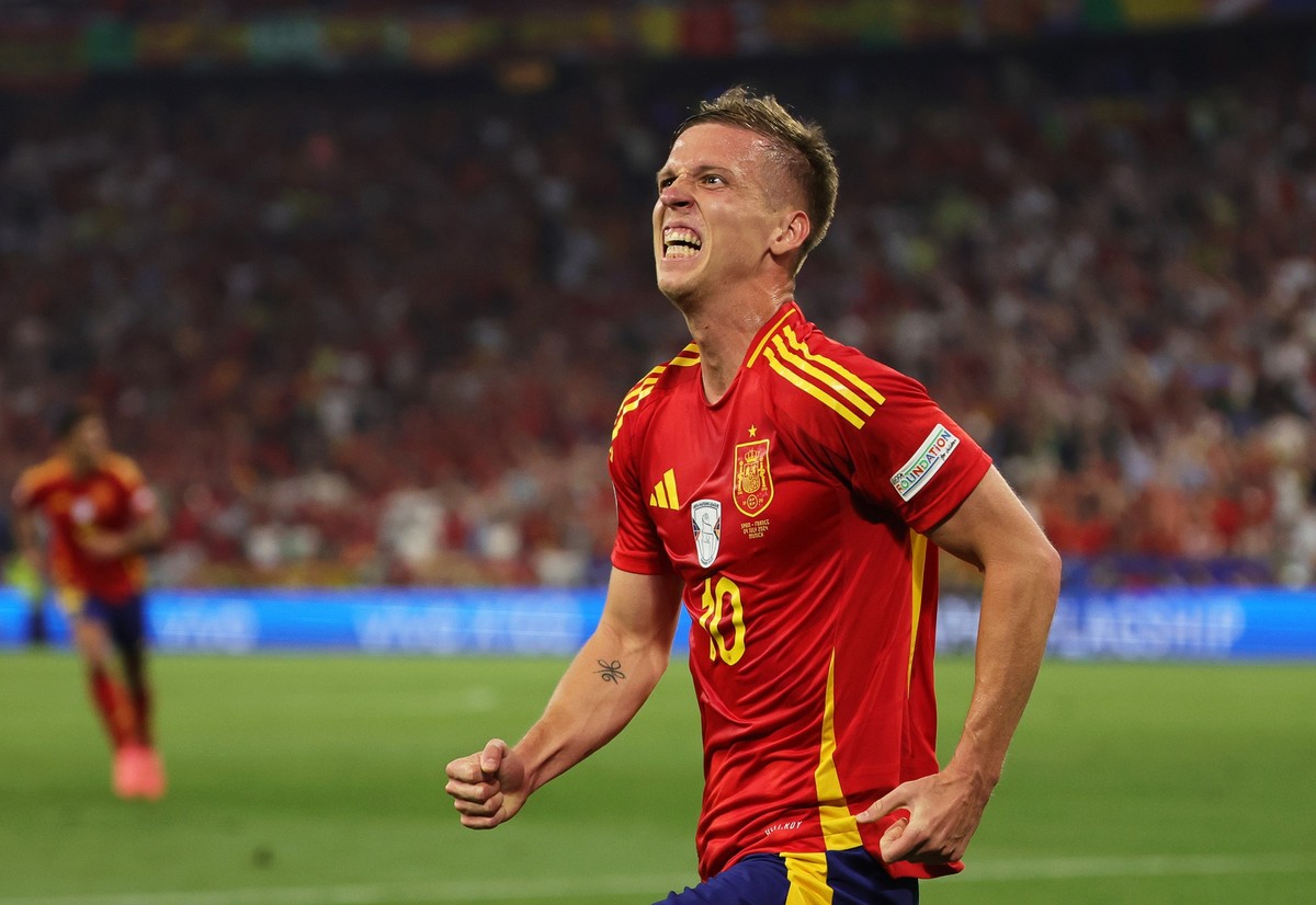ARCHIV - 09.07.2024, Bayern, M�nchen: Fu�ball, UEFA Euro 2024, EM, Spanien - Frankreich, Finalrunde, Halbfinale, M�nchen Fu�ball Arena, Spaniens Dani Olmo jubelt �ber seinen Treffer zum 2:1. Olmo kann ...